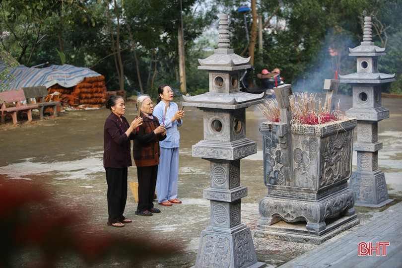 Người dân Hà Tĩnh náo nức đi lễ chùa, hái lộc đầu xuân