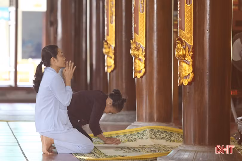 Người dân Hà Tĩnh náo nức đi lễ chùa, hái lộc đầu xuân