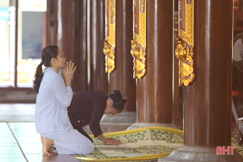 Người dân Hà Tĩnh náo nức đi lễ chùa, hái lộc đầu xuân