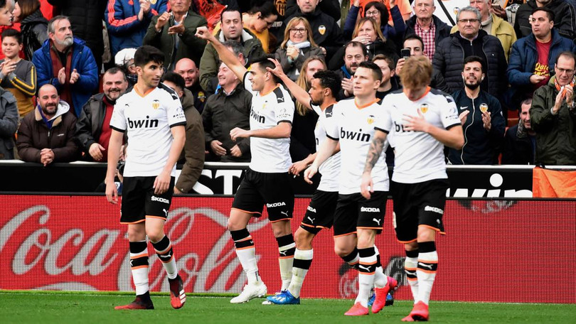 Công cùn, thủ kém, Barcelona thảm bại rời Mestalla