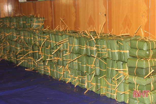 Phạm nhân Trại giam Xuân Hà tự tay gói 3.0000 chiếc bánh chưng đón Tết