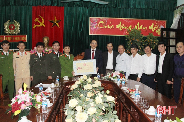 Lãnh đạo Nghi Xuân chúc tết đêm giao thừa