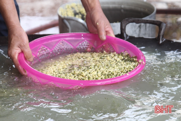 Phạm nhân Trại giam Xuân Hà tự tay gói 3.0000 chiếc bánh chưng đón Tết