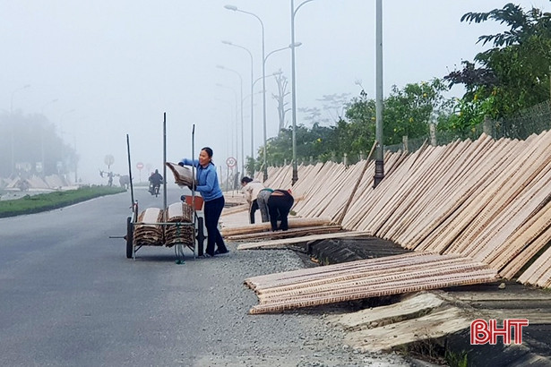 Bất chấp bụi bẩn, thản nhiên phơi bánh đa ướt bên lề đường