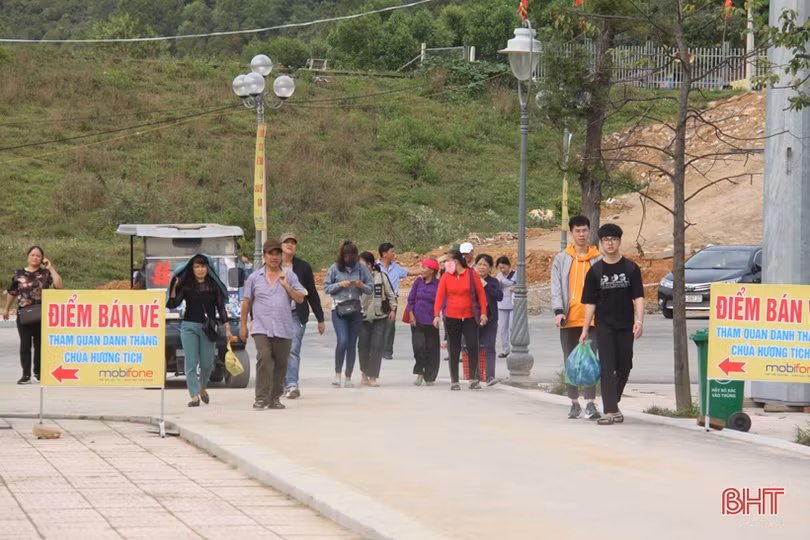 Chùa Hương - Hà Tĩnh tấp nập du khách ngày đầu năm mới