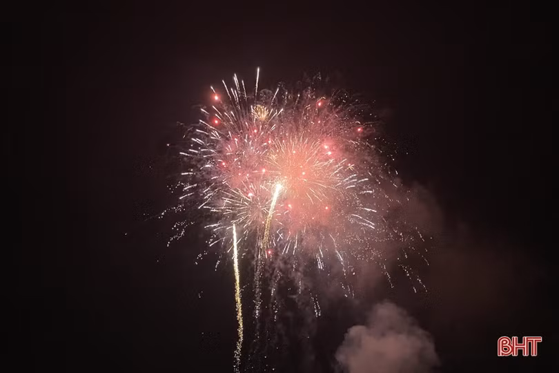 Hà Tĩnh rực rỡ pháo hoa “Mừng Đảng, mừng xuân Canh Tý”