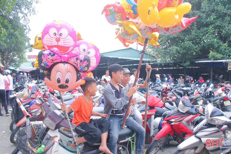 Những “tiểu thương” nhí trong phiên chợ ngày tết ở Hà Tĩnh