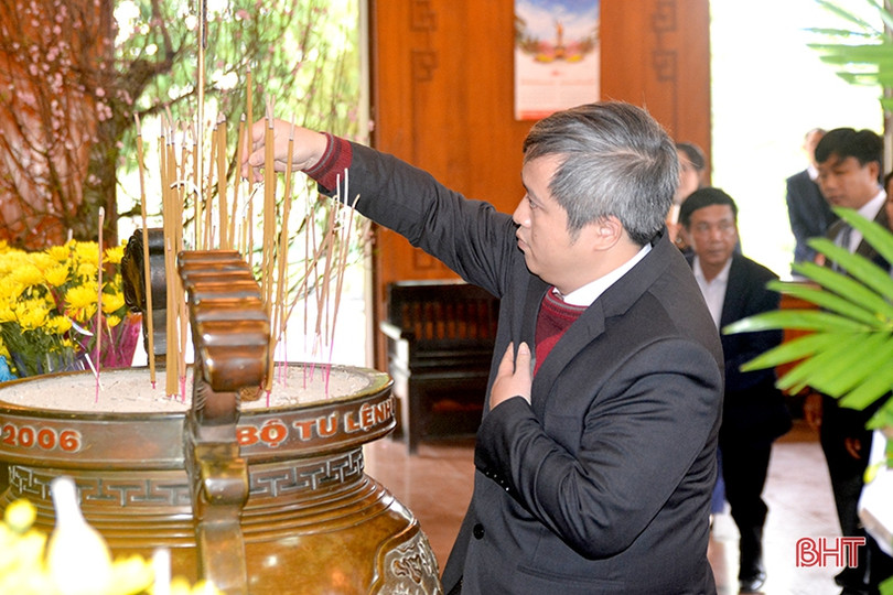 Lãnh đạo tỉnh Hà Tĩnh dâng hương Chủ tịch Hồ Chí Minh tại Khu di tích Kim Liên