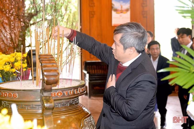 Lãnh đạo tỉnh Hà Tĩnh dâng hương Chủ tịch Hồ Chí Minh tại Khu di tích Kim Liên