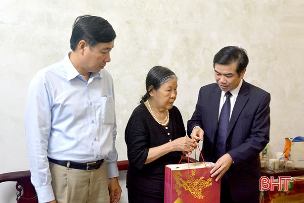Lãnh đạo tỉnh Hà Tĩnh chúc tết gia đình các nhà nghiên cứu văn hóa