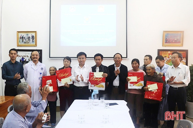Gần 2.000 suất quà đến với bệnh nhân không được về nhà đón tết