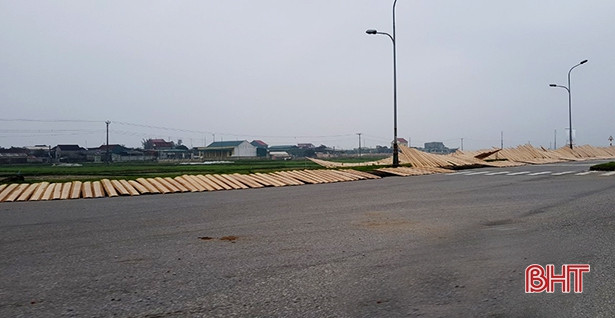 Bất chấp bụi bẩn, thản nhiên phơi bánh đa ướt bên lề đường