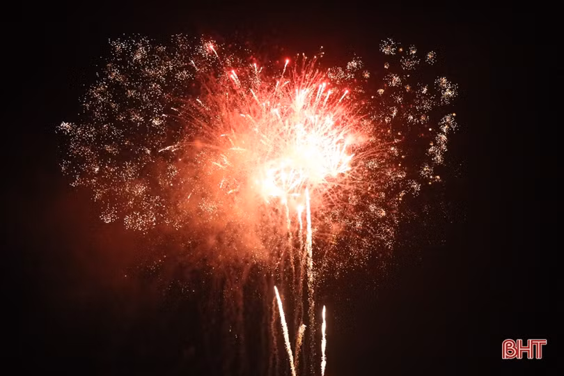 Hà Tĩnh rực rỡ pháo hoa “Mừng Đảng, mừng xuân Canh Tý”