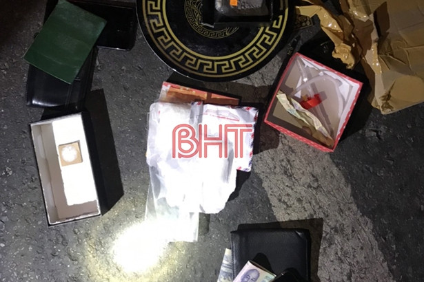 Bắt giữ 2 đối tượng tàng trữ trái phép nhiều loại chất ma túy