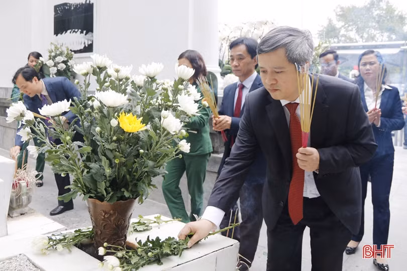 Lãnh đạo tỉnh Hà Tĩnh dâng hương tưởng niệm Bác Hồ và các anh hùng, liệt sỹ