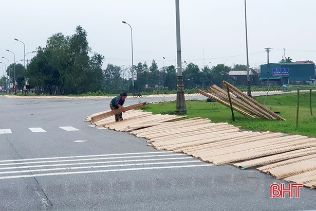 Bất chấp bụi bẩn, thản nhiên phơi bánh đa ướt bên lề đường