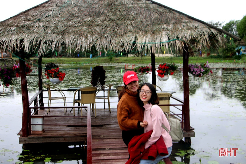 Hoa xuân Đồng Nôi rực rỡ hút khách những ngày đầu năm mới