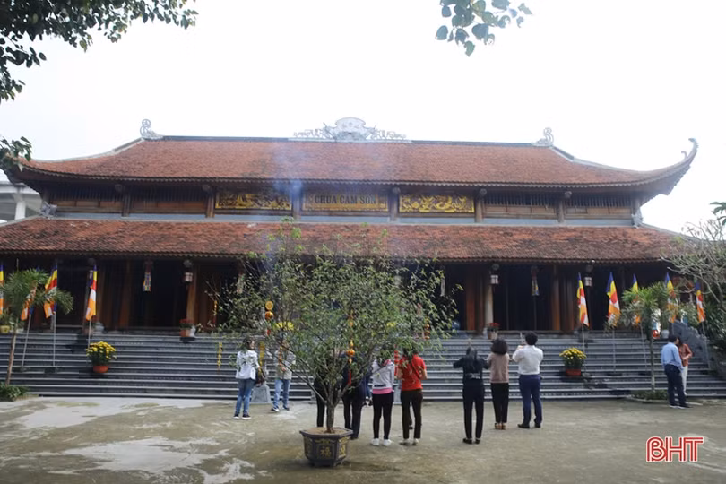 Người dân Hà Tĩnh náo nức đi lễ chùa, hái lộc đầu xuân