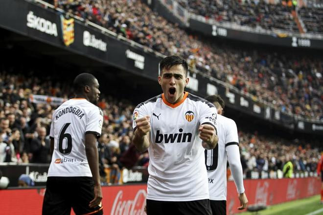 Công cùn, thủ kém, Barcelona thảm bại rời Mestalla
