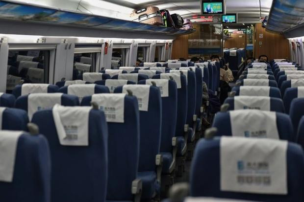 Tàu và máy bay ra khỏi Vũ Hán đã bị hủy bỏ. Ảnh: AFP . ‘Chuyến tàu ma’ với những kẻ gan lì tới Vũ Hán “ngày tận thế”