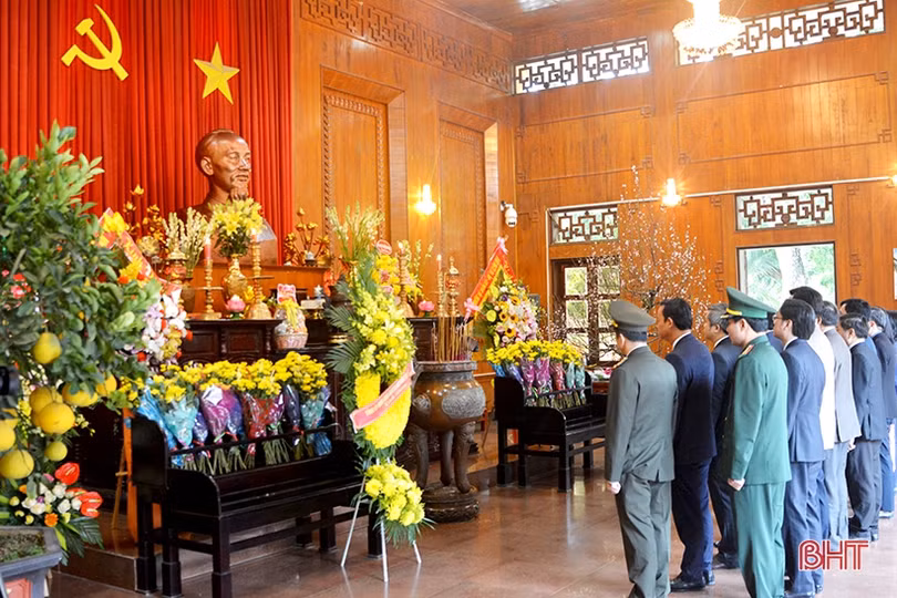 Lãnh đạo tỉnh Hà Tĩnh dâng hương Chủ tịch Hồ Chí Minh tại Khu di tích Kim Liên