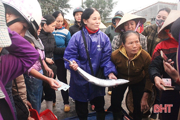 Cảng Cửa Sót tấp nập những ngày cuối năm ảnh 8 Cảng Cửa Sót tấp nập những ngày cuối năm