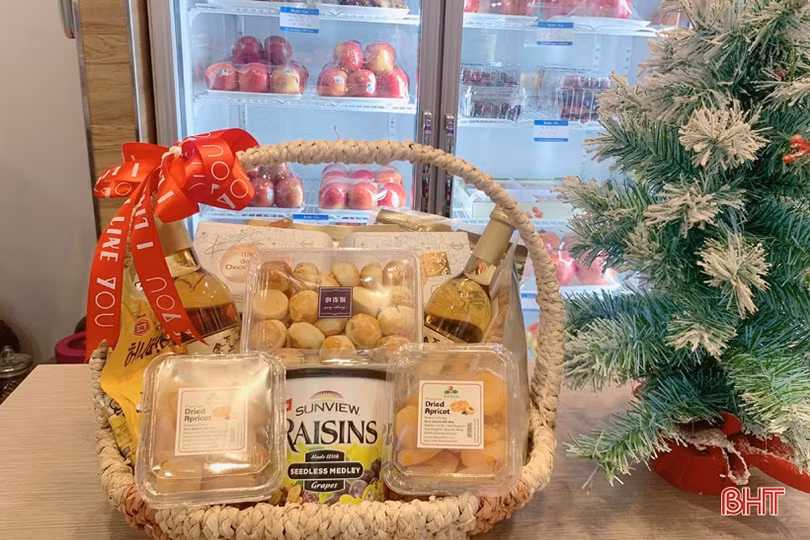 Mới lạ những giỏ quà nhập ngoại “hút” khách dịp tết