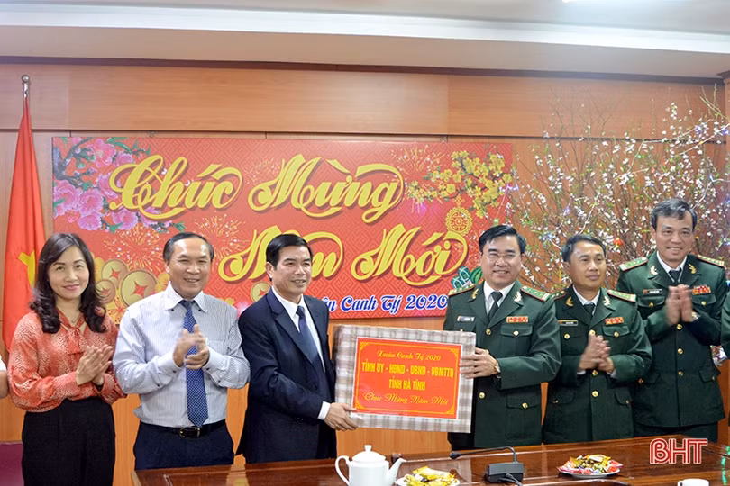 Lãnh đạo Hà Tĩnh chúc tết các đơn vị trong đêm giao thừa Canh Tý 2020