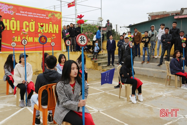 Rộn ràng hội cờ xuân Canh Tý ở làng biển Hà Tĩnh