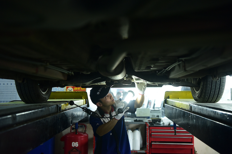 Người dùng nên kiểm tra xe trước mỗi chuyến đi dài ở các đại lý chính hãng hoặc trung tâm dịch vụ uy tín. Ảnh: Giang Huy Những lưu ý khi lái ôtô nhỏ đường dài