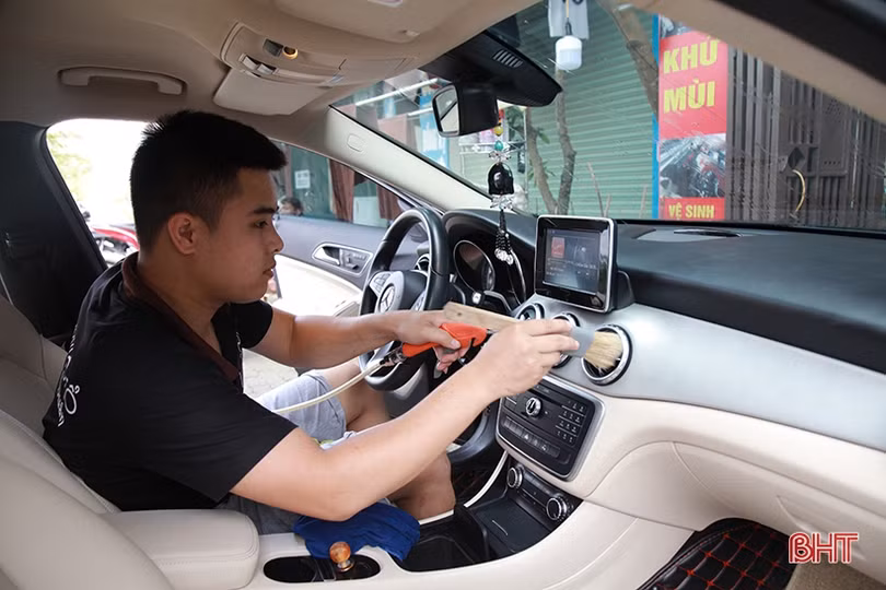 Giá tăng gấp đôi, các tiệm rửa xe ở Hà Tĩnh vẫn “làm không kịp nghỉ”