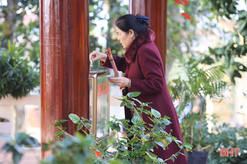 Người dân Hà Tĩnh náo nức đi lễ chùa, hái lộc đầu xuân