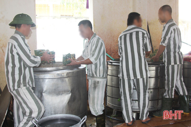 Phạm nhân Trại giam Xuân Hà tự tay gói 3.0000 chiếc bánh chưng đón Tết