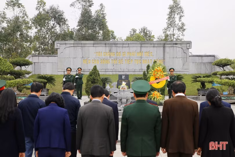 Lãnh đạo tỉnh Hà Tĩnh dâng hương tưởng niệm Bác Hồ và các anh hùng, liệt sỹ