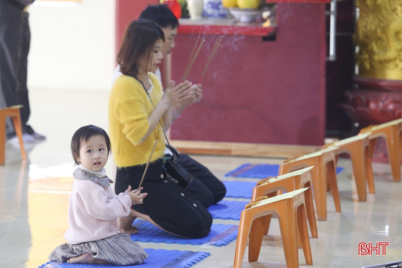 Người dân Hà Tĩnh náo nức đi lễ chùa, hái lộc đầu xuân