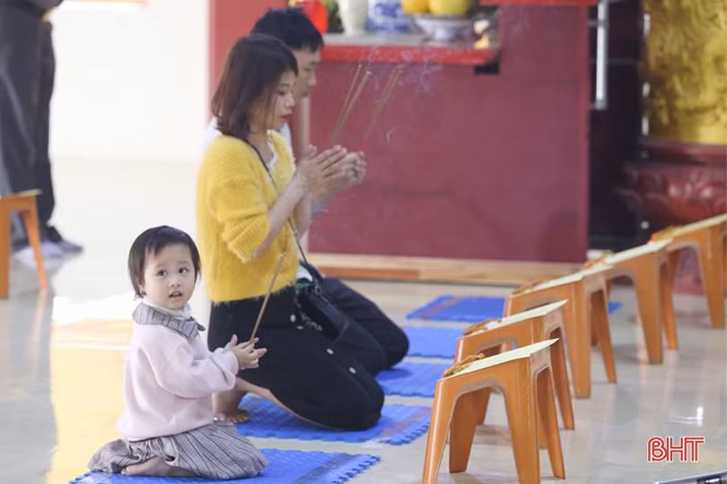 Người dân Hà Tĩnh náo nức đi lễ chùa, hái lộc đầu xuân