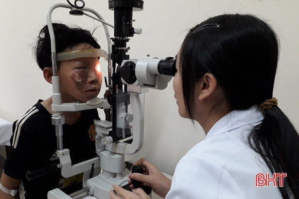 Chế tạo pháo, một học sinh Hà Tĩnh suýt mù mắt