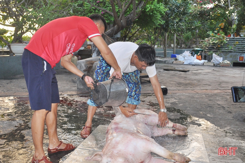 Quân dân Trường Sa mổ lợn, gói bánh chưng đón Tết Canh Tý 2020
