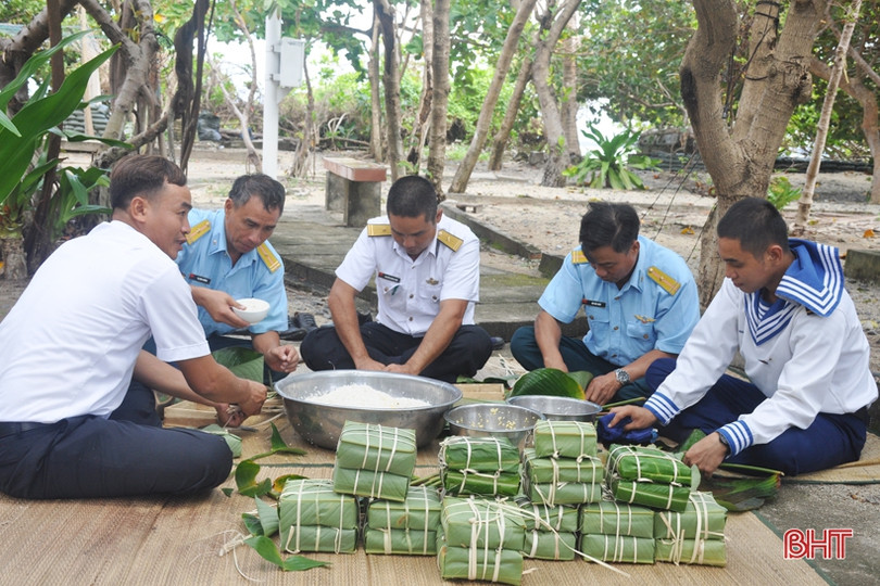 Quân dân Trường Sa mổ lợn, gói bánh chưng đón Tết Canh Tý 2020