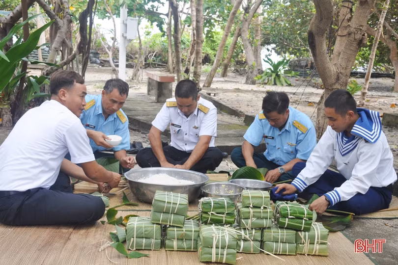 Quân dân Trường Sa mổ lợn, gói bánh chưng đón Tết Canh Tý 2020