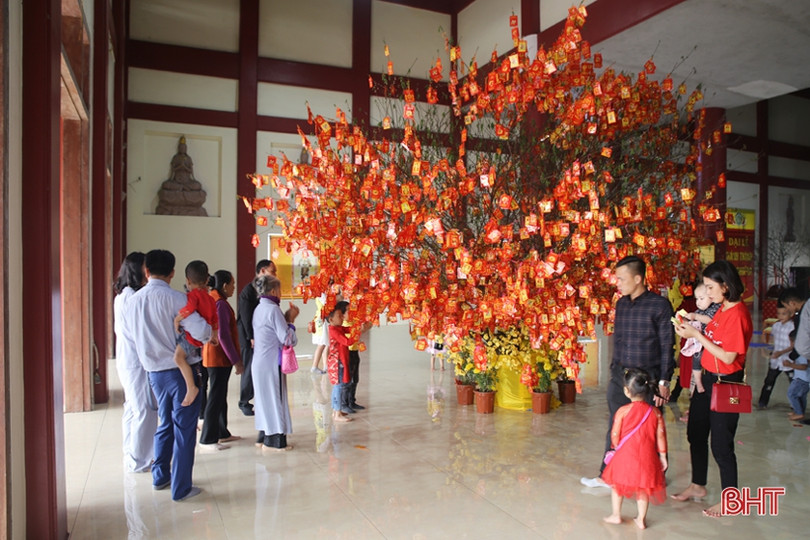 Người dân Hà Tĩnh náo nức đi lễ chùa, hái lộc đầu xuân