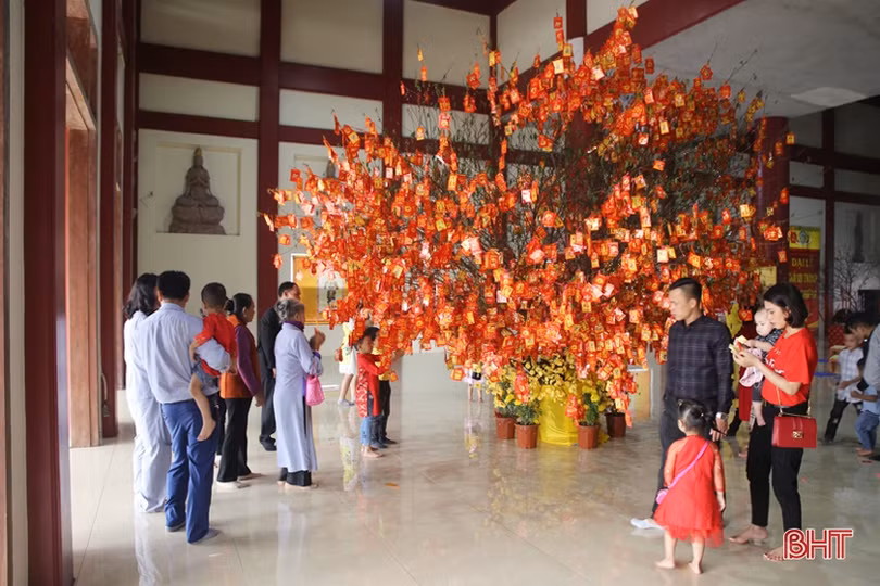 Người dân Hà Tĩnh náo nức đi lễ chùa, hái lộc đầu xuân