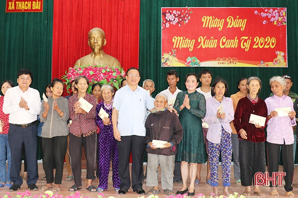 Gia đình Bí thư Tỉnh ủy Hà Tĩnh tặng 145 suất quà cho người nghèo