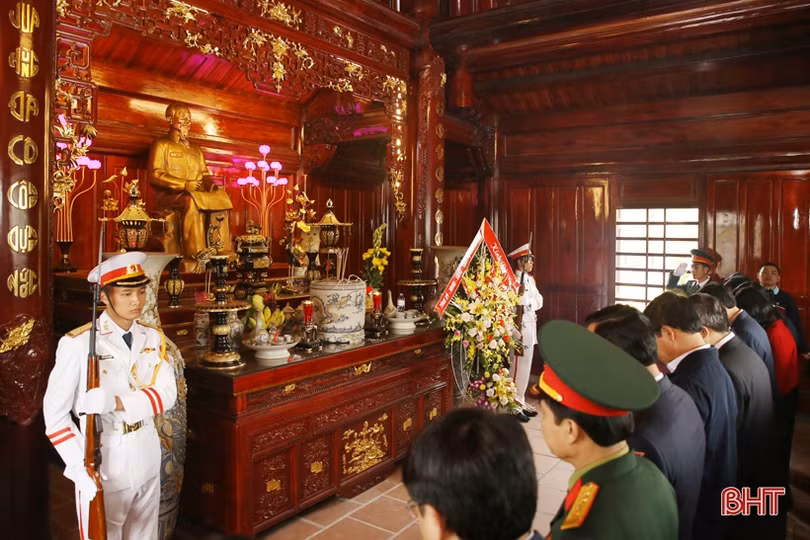 Lãnh đạo tỉnh Hà Tĩnh dâng hương tưởng niệm Bác Hồ và các anh hùng, liệt sỹ