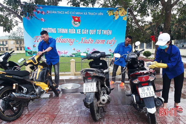 Rửa xe gây quỹ từ thiện ủng hộ người nghèo, học sinh khó khăn ở Thạch Hà
