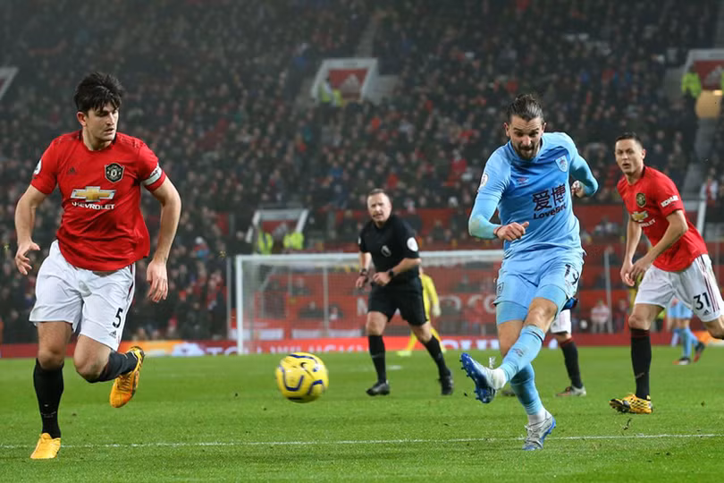 MU thất bại tủi hổ trên sân nhà, Tottenham nhọc nhằn thắng đội cuối bảng