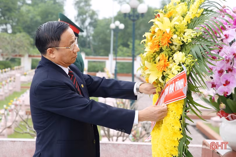 Lãnh đạo tỉnh Hà Tĩnh dâng hương tưởng niệm Bác Hồ và các anh hùng, liệt sỹ