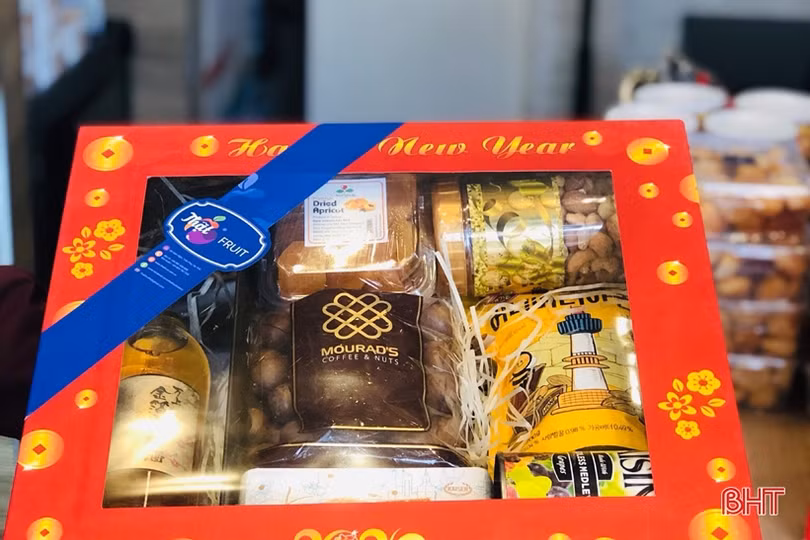 Mới lạ những giỏ quà nhập ngoại “hút” khách dịp tết