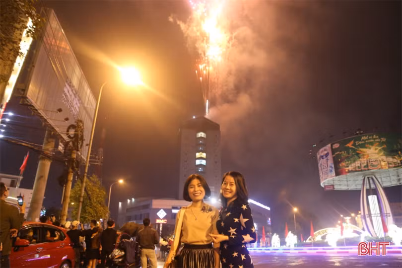 Hà Tĩnh rực rỡ pháo hoa “Mừng Đảng, mừng xuân Canh Tý”