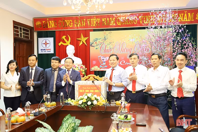 Lãnh đạo Hà Tĩnh chúc tết các đơn vị trong đêm giao thừa Canh Tý 2020